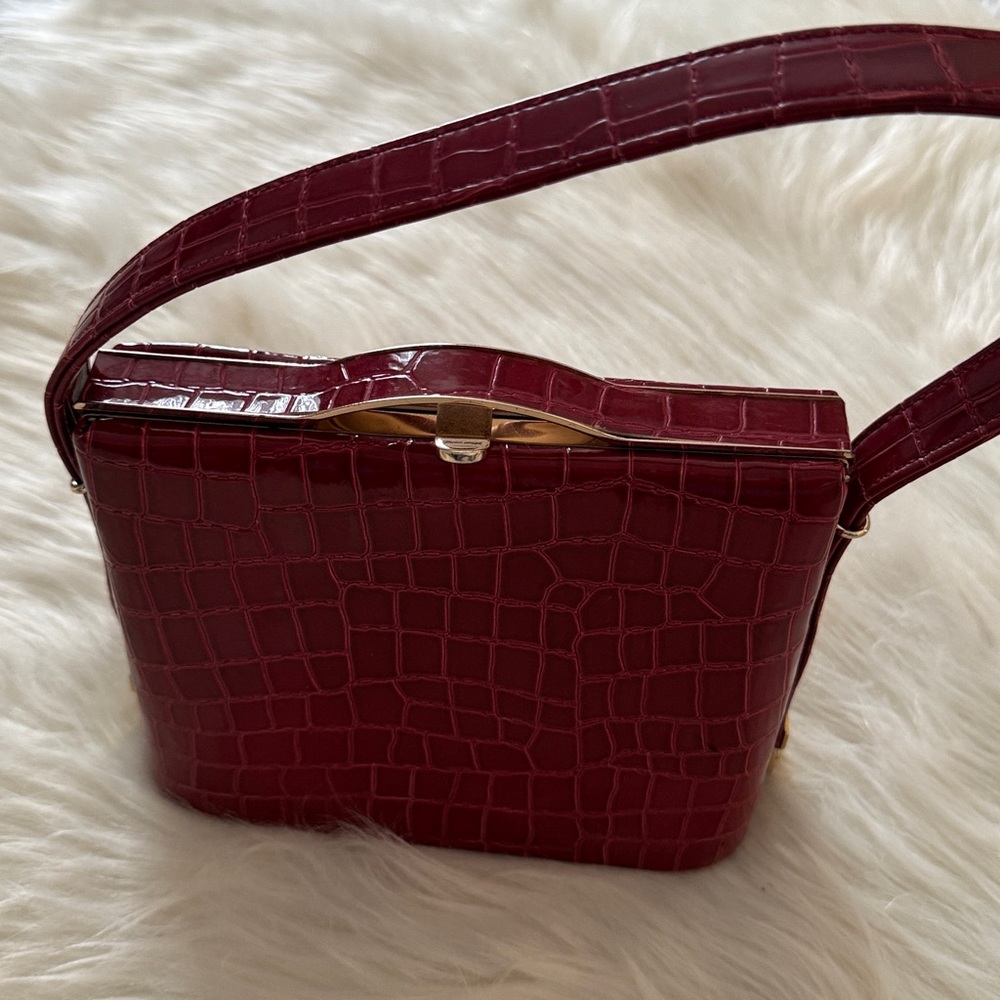 Carlos Falchi Elegant Deep Red Crocodile-Embossed Vintage Purse🔥